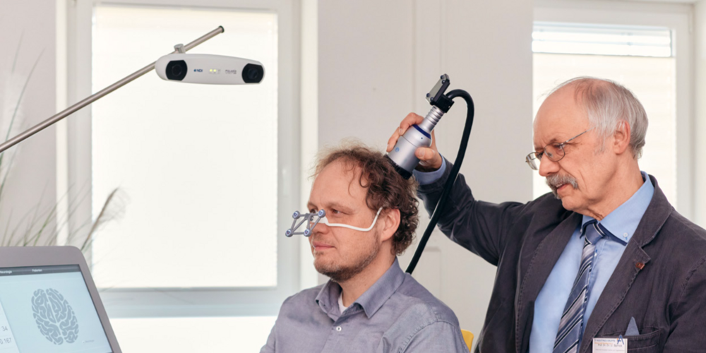 Prof. Sprick wendet die Transkranielle Pulsstimulation im Neurostimulationszentrum an