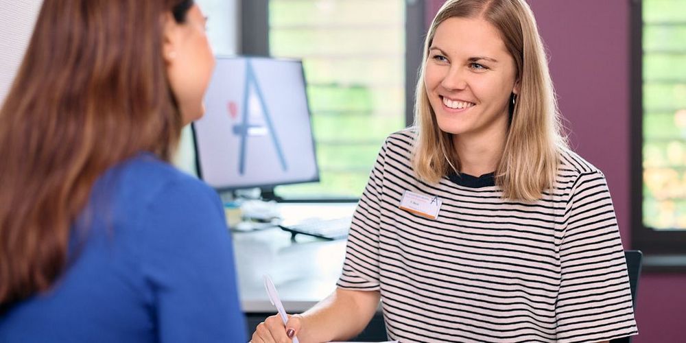 Patientin in der psychosomatischen Ambulanz im Gespräch mit psychologischer Psychotherapeutin